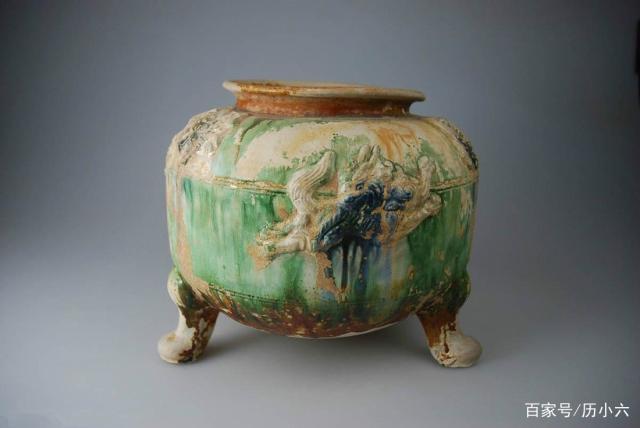 既是唐代陶器和陶俑上的一种多色釉,同时又指具有这种釉色的陶制品